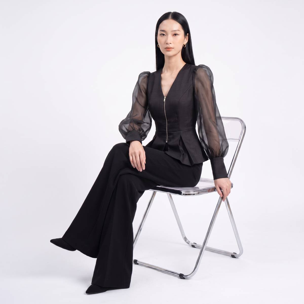 Áo Black Peplum Organza — dáng ngồi