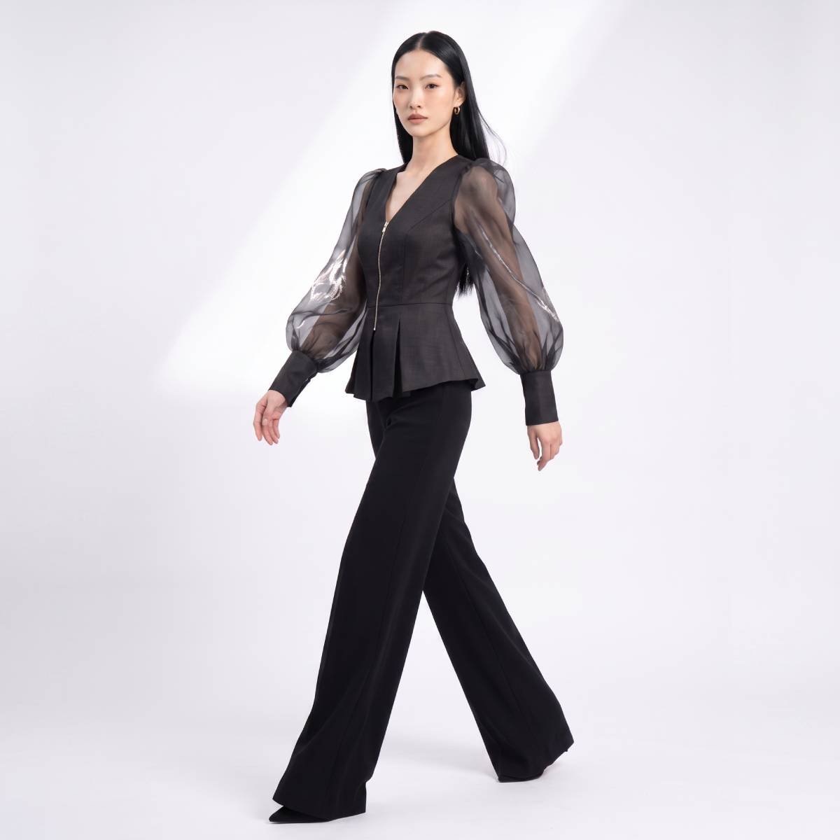 Áo Black Peplum Organza — dáng đi